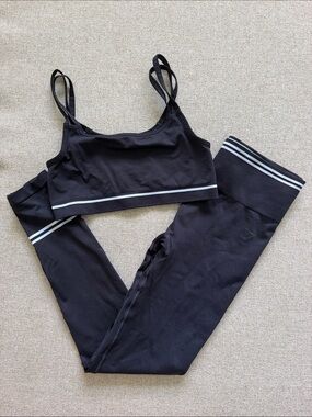 Seamless Black partially Ribbed Sports Bra and Legging Set